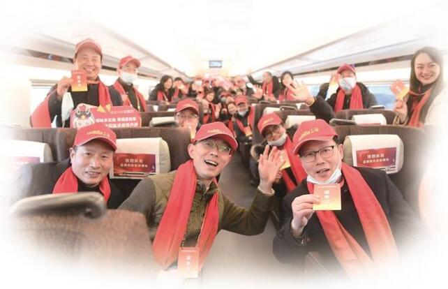 2020年12月30日上午9点15分，G8321次列车从盐城站开出，驶往上海虹桥，这是苏北腹地首条时速350公里的高铁。 本报记者 邵丹 摄