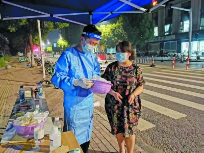 凌晨四点,凤翔二期居民热情慰问抗疫志愿服务者以及青年突击队队员,送来了自家制作的摊饼。通讯员郭宇彤供图