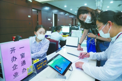 企业相关人员在窗口办理业务。 南京市市场监管局供图