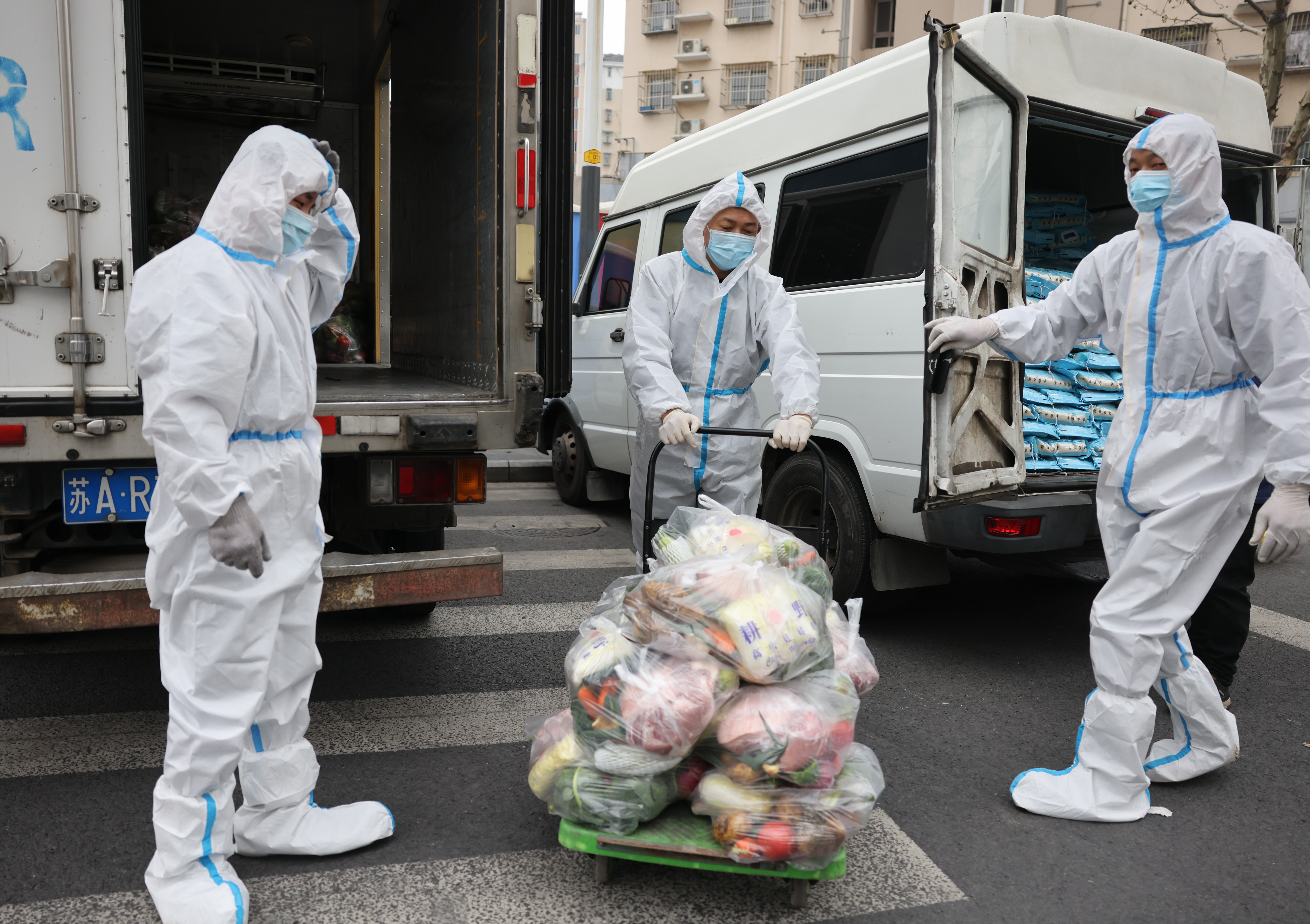 3月19日,南京市栖霞区马群街道工作人员在南湾营文康苑小区外围运送食品及生活物资,保障小区居民的日常生活需求。南京日报/紫金山新闻记者 徐琦 通讯员 李灿炜 摄
