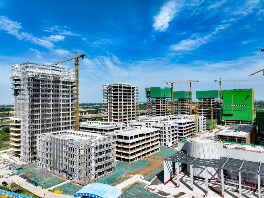 由中铁建工承建的南京江宁高新区天印健康创新园总建筑面积约57.1万平方米,主要配套科研创新载体及配套设施。通讯员 曹斌 南京日报/紫金山新闻记者 冯芃 摄