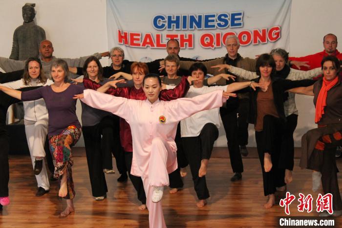 陈静在教外国友人五禽戏。 受访者 供图 陈静在教外国友人五禽戏。 受访者 供图