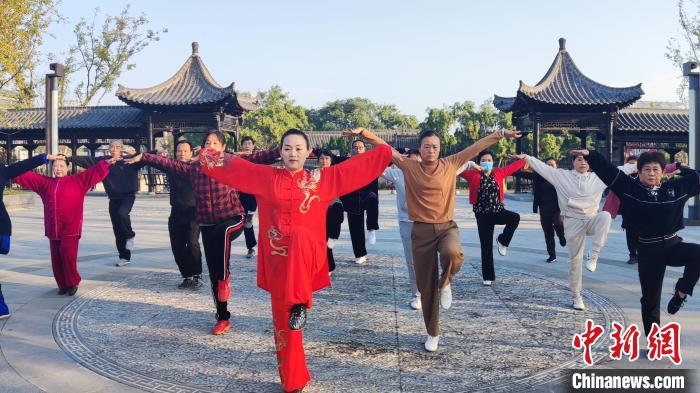 陈静与五禽戏爱好者一起练习。 受访者 供图 陈静与五禽戏爱好者一起练习。 受访者 供图