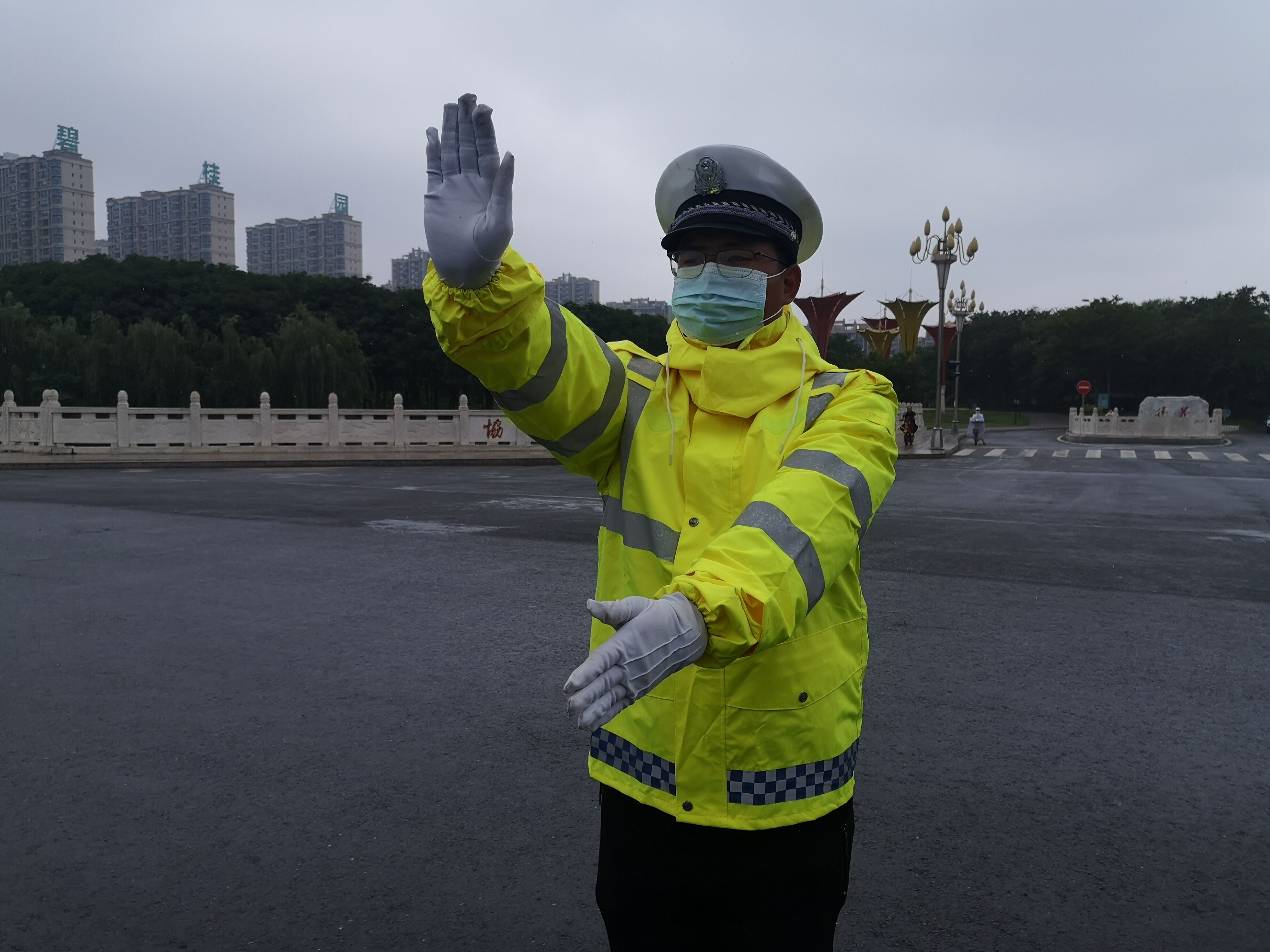 交警执勤图片真实图片