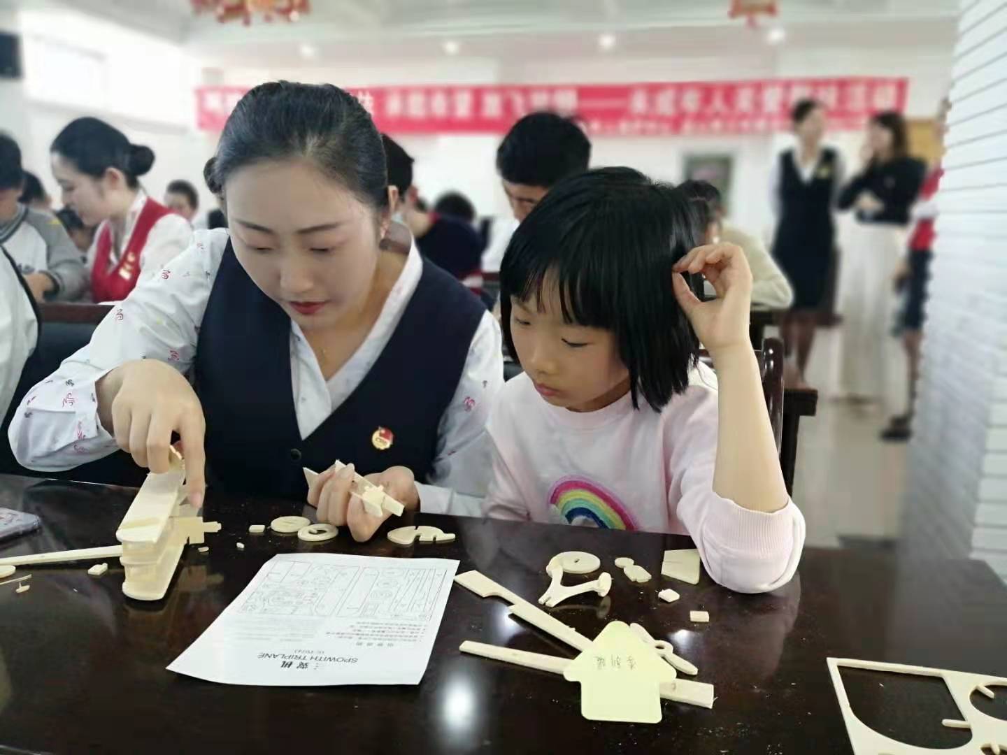 爱心企业给困境儿童送关爱。南报融媒体记者 马道军供图
