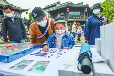 4月30日,门东街区组织陶家巷文创市集并延伸至三条营,联合餐饮、零售等商户推出套餐优惠、折扣让利等优惠措施,乐享无限,带动文旅消费复苏。通讯员 秦萱 郁培媛 南京日报/紫金山新闻记者 董家训 摄