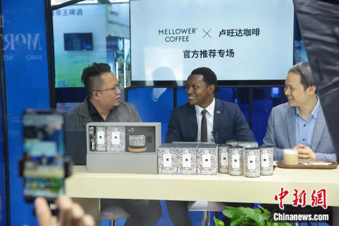 卢旺达驻华大使馆商务参赞在麦隆咖啡直播间。受访人供图 卢旺达驻华大使馆商务参赞在麦隆咖啡直播间。受访人供图